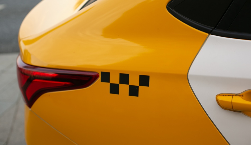 В Петербурге пожилая женщина пострадала под колесами такси на улице Пограничника